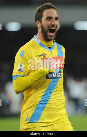 Neapel, Italien 29. Januar 2014. Gonzalo Higuain feiert nach der Wertung des SSC Napoli in Aktion während Fußball / Fußball: italienische TIM Cup-match zwischen SSC Napoli und SS Lazio im Stadio San Paolo in Neapel, Italien. Stockfoto