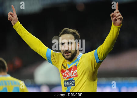 Neapel, Italien 29. Januar 2014. Gonzalo Higuain feiert nach der Wertung des SSC Napoli in Aktion während Fußball / Fußball: italienische TIM Cup-match zwischen SSC Napoli und SS Lazio im Stadio San Paolo in Neapel, Italien. Stockfoto