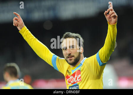 Neapel, Italien 29. Januar 2014. Gonzalo Higuain feiert nach der Wertung des SSC Napoli in Aktion während Fußball / Fußball: italienische TIM Cup-match zwischen SSC Napoli und SS Lazio im Stadio San Paolo in Neapel, Italien. Stockfoto