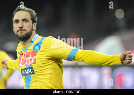 Neapel, Italien 29. Januar 2014. Gonzalo Higuain feiert nach der Wertung des SSC Napoli in Aktion während Fußball / Fußball: italienische TIM Cup-match zwischen SSC Napoli und SS Lazio im Stadio San Paolo in Neapel, Italien. Stockfoto