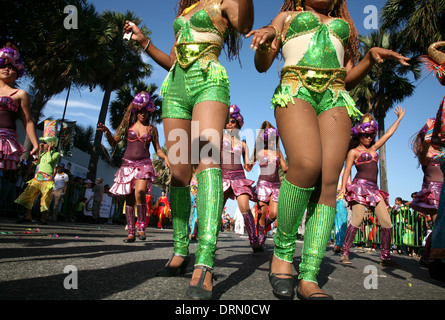 Karneval-Teilnehmer führen während der Dominikanischen Karneval in Santo Domingo, Dominikanische Republik. Stockfoto