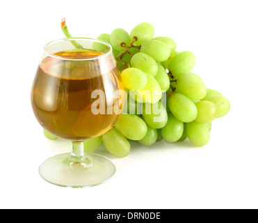Traubensaft in Wein Glas mit Trauben, isoliert auf weiss Stockfoto