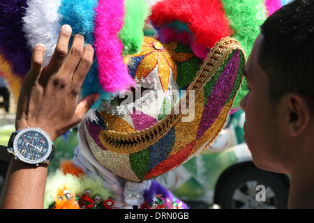 Karneval-Teilnehmer verkleidet als Diablo Cojuelo (Limping Teufel) vor der Dominikanischen Karneval in Santo Domingo. Stockfoto