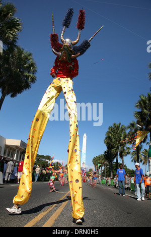 Karneval-Teilnehmer verkleidet als Diablo Cojuelo (Limping Teufel) führt während der Dominikanischen Karneval in Santo Domingo. Stockfoto
