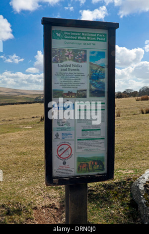 Wegweiser für geführte Wanderungen im Nationalpark Dartmoor, Devon, England, Großbritannien, Vereinigtes Königreich. Stockfoto
