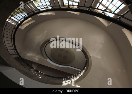 Haupttreppe der Bauhaus-Universität entworfen von dem Architekten Henry van de Velde in Weimar, Deutschland. Stockfoto