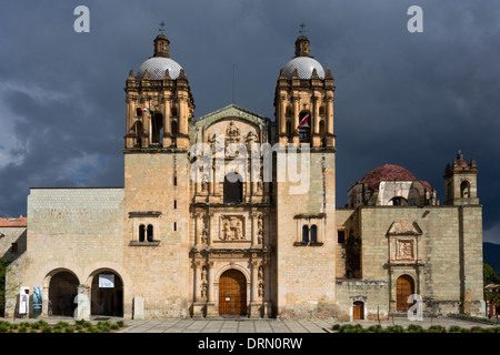 Fassade des Tempels von Santo Domingo, Barockarchitektur. Stockfoto