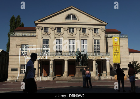 Denkmal für Goethe und Schiller des deutschen Bildhauers Ernst Rietschel vor dem Deutschen Nationaltheater in Weimar, Deutschland. Stockfoto