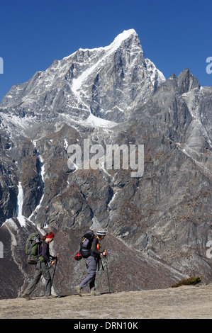 Zwei Dame Trekker vorbei Taboche auf das Everest Base Camp trek in Nepal Stockfoto