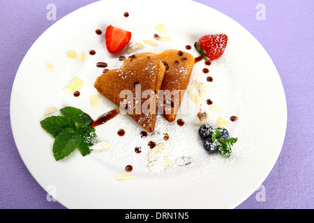 Zwei Pfannkuchen Herz und Schokolade, Erdbeere, Minze Pfeil, Nahaufnahme Stockfoto