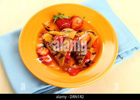 Zwei Pfannkuchen Herzen mit Erdbeere, Schokolade, Zucker Milch Stockfoto