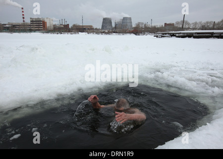 "Frierbäder" bei einer Temperatur von ca. minus 20° C in der Verkh-Isetsky-Teich in Jekaterinburg, Russland. Stockfoto