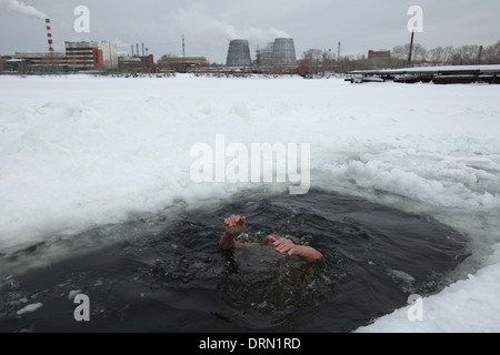 "Frierbäder" bei einer Temperatur von ca. minus 20° C nach dem Schwimmen in der Verkh-Isetsky-Teich in Jekaterinburg, Russland. Stockfoto