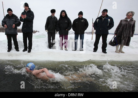 Wettbewerb im Winter schwimmen in der Verkh-Neyvinsky-Teich in der Nähe der Stadt Novouralsk in den Ural Bergen, Russland. Stockfoto