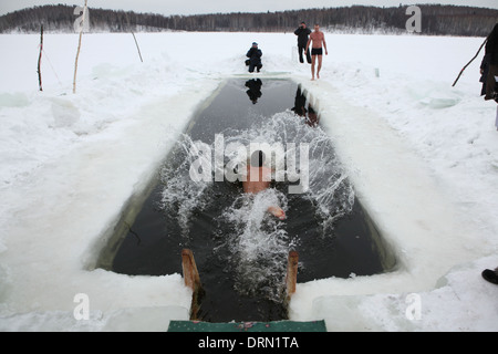 Wettbewerb im Winter schwimmen in der Verkh-Neyvinsky-Teich in der Nähe der Stadt Novouralsk in den Ural Bergen, Russland. Stockfoto