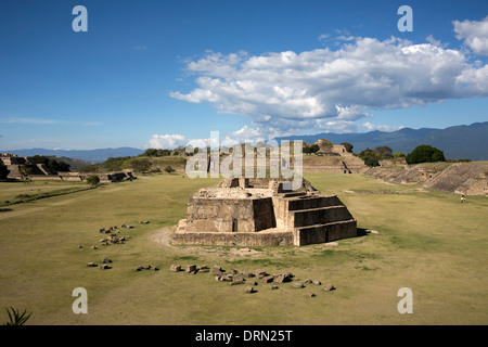 Monte Alban, Zapoteken Kunst. Central Square Blick von Süd-Plattform. Stockfoto