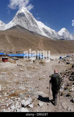 Eine Dame Trekker Gorak Shep angekommen, der letzte Punkt auf das Everest Base Camp trek, Nepal mit dem Höhepunkt Pumori & Kala Pattar Stockfoto