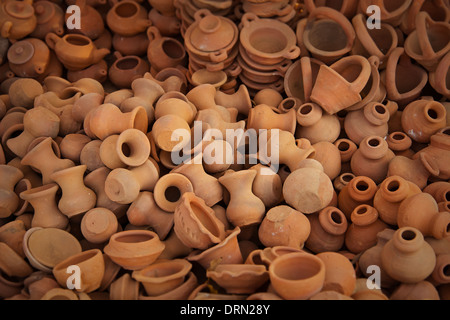 Große Haufen von Tontöpfen auf dem freien Markt Stockfoto