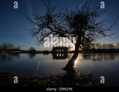 Der Fluß Parrett und Pumpstation an Stathe in der Nähe von Burrowbrige auf der Somerset Levels. Stockfoto