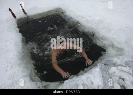 "Frierbäder" bei einer Temperatur von ca. minus 20° C nach dem Schwimmen in der Verkh-Isetsky-Teich in Jekaterinburg, Russland. Stockfoto