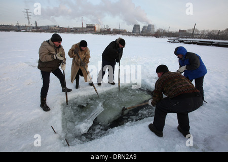 "Frierbäder" bei einer Temperatur von ca. minus 20° C nach dem Schwimmen in der Verkh-Isetsky-Teich in Jekaterinburg, Russland. Stockfoto