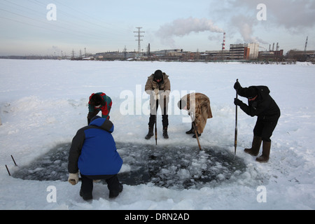 "Frierbäder" bei einer Temperatur von ca. minus 20° C nach dem Schwimmen in der Verkh-Isetsky-Teich in Jekaterinburg, Russland. Stockfoto