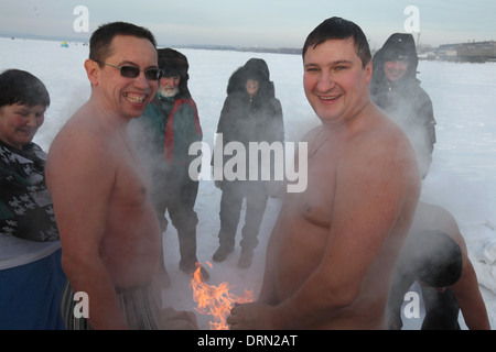 "Frierbäder" bei einer Temperatur von ca. minus 20° C nach dem Schwimmen in der Verkh-Isetsky-Teich in Jekaterinburg, Russland. Stockfoto