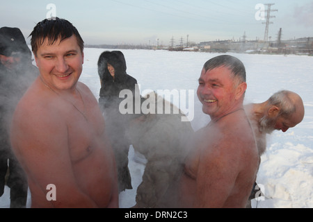 "Frierbäder" bei einer Temperatur von ca. minus 20° C nach dem Schwimmen in der Verkh-Isetsky-Teich in Jekaterinburg, Russland. Stockfoto