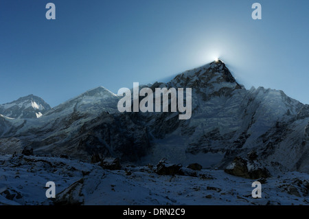 Die Sonne erhebt sich über Nuptse in der Everest-Gruppe in Nepal Stockfoto