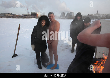 "Frierbäder" bei einer Temperatur von ca. minus 20° C nach dem Schwimmen in der Verkh-Isetsky-Teich in Jekaterinburg, Russland. Stockfoto