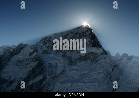 Die Sonne erhebt sich über Nuptse in der Everest-Gruppe in Nepal Stockfoto