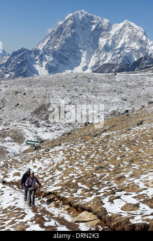 Trekker nähert sich des Gipfels des Kala Patar am Ende das Everest Base Camp trek Stockfoto