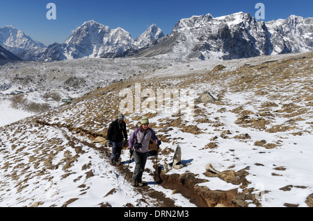 Trekker nähert sich des Gipfels des Kala Patar am Ende das Everest Base Camp trek Stockfoto