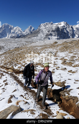 Trekker nähert sich des Gipfels des Kala Patar am Ende das Everest Base Camp trek Stockfoto