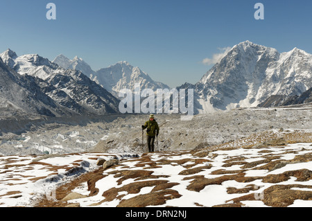 Trekker nähert sich des Gipfels des Kala Patar am Ende das Everest Base Camp trek Stockfoto