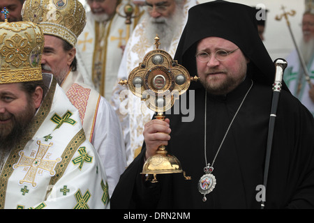Slowakischen Erzbischof George (Georg) von Michalovce und Kosice (R) zeigt eine Reliquie, die Reliquien der Heiligen Cyril halten. Stockfoto