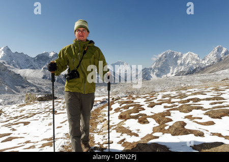 Eine Dame Trekker nähert sich des Gipfels des Kala Patar am Ende das Everest Base Camp trek Stockfoto