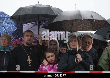 Orthodoxe Gläubige tragen Regenmäntel besuchen einen orthodoxen Service zu Ehren der Heiligen Cyrill und Methodius in Mikulcice. Stockfoto