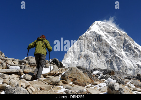 Eine Dame Wanderer auf dem Gipfel des Kala Pattar mit Peak Pumori jenseits Stockfoto