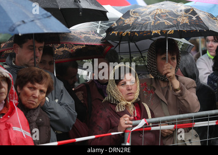 Orthodoxe Gläubige tragen Regenmäntel besuchen einen orthodoxen Service zu Ehren der Heiligen Cyrill und Methodius in Mikulcice. Stockfoto