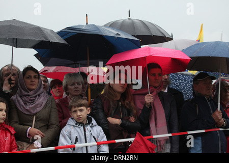 Orthodoxe Gläubige tragen Regenmäntel besuchen einen orthodoxen Service zu Ehren der Heiligen Cyrill und Methodius in Mikulcice. Stockfoto