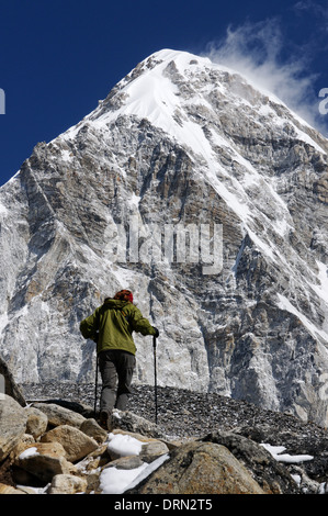 Eine Dame Wanderer auf dem Gipfel des Kala Pattar mit Peak Pumori jenseits Stockfoto