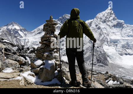 Eine Dame Wanderer auf dem Gipfel des Kala Pattar, Everest base camp Trek, Höhepunkt mit Mount Everest über Stockfoto