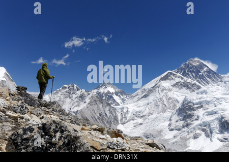 Eine Dame Wanderer auf dem Gipfel des Kala Pattar, Everest base camp Trek, Höhepunkt mit Mount Everest über Stockfoto