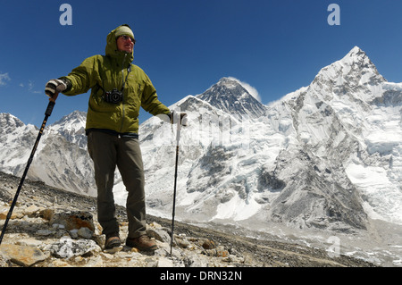 Eine Dame Wanderer auf dem Gipfel des Kala Pattar, Everest base camp Trek, Höhepunkt mit Mount Everest über Stockfoto