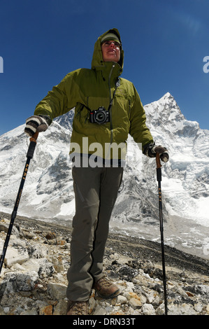 Eine Dame Trekker auf dem Gipfel des Kala Pattar, der Höhepunkt des Everest base Camp trek Stockfoto