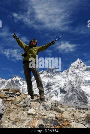 Eine Dame Trekker feiert den Gipfel des Kala Pattar auf dem Everest Base Camp trek Stockfoto