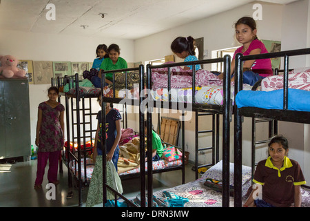 Kinder im Waisenhaus im The Muni Seva Ashram in Bilgoraj, in der Nähe von Vadodara, Indien Stockfoto