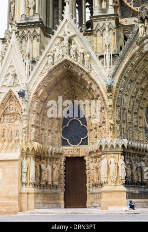 Statuen gereinigt während der Renovierungs- und Reinigungsarbeiten an der Notre Dame Kathedrale von Reims, Champagne-Ardenne, Frankreich Stockfoto