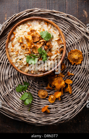 Risotto mit Pfifferlingen in Holzschale Stockfoto